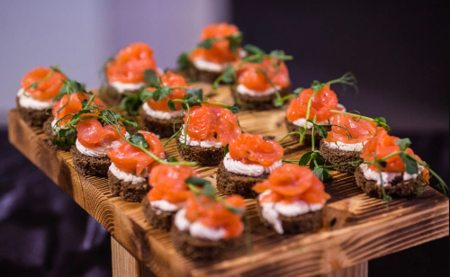 Рыба оптом для кейтеринга и банкетных сервисов: преимущества заказа с копчением и разделкой